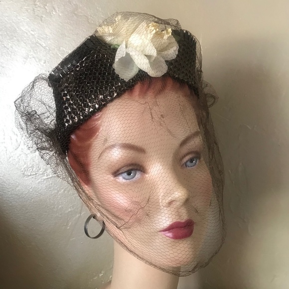 EXQUISITE 1940s\' BROWN METALLIC STRAW FASCINATOR HAT WITH FABRIC ROSES & VEIL main image 16